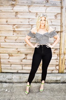 Lauren Alaina feet photo thumbnail