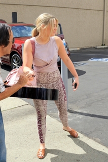 Lauren Alaina feet photo thumbnail