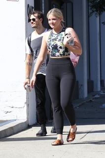 Lauren Alaina feet photo thumbnail