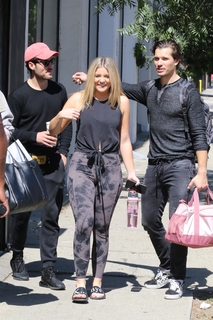 Lauren Alaina feet photo thumbnail