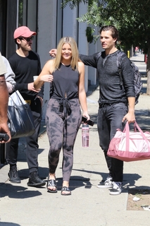 Lauren Alaina feet photo thumbnail