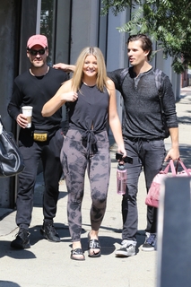 Lauren Alaina feet photo thumbnail