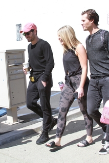 Lauren Alaina feet photo thumbnail