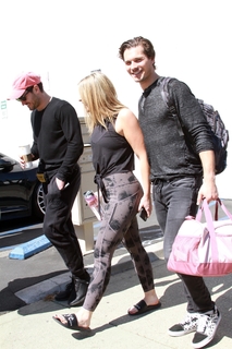 Lauren Alaina feet photo thumbnail