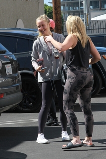Lauren Alaina feet photo thumbnail