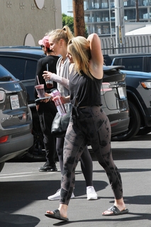Lauren Alaina feet photo thumbnail
