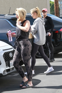 Lauren Alaina feet photo thumbnail