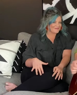 Lauren Alaina feet photo thumbnail