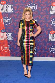 Lauren Alaina feet photo thumbnail