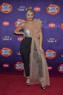 Lauren Alaina feet photo thumbnail