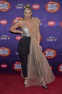 Lauren Alaina feet photo thumbnail