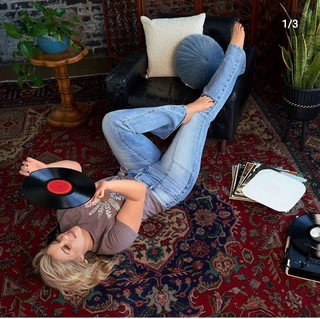 Lauren Alaina feet photo thumbnail