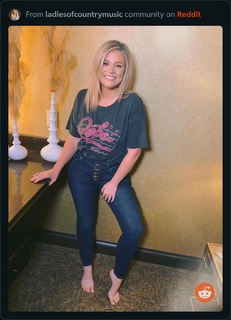 Lauren Alaina feet photo thumbnail