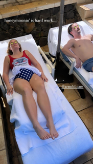Lauren Alaina feet photo thumbnail