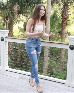 Lauren Alexis feet photo thumbnail
