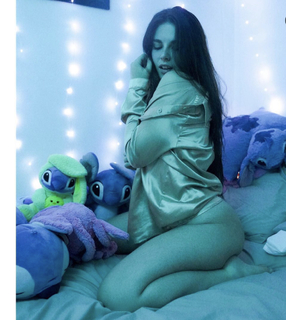 Lauren Alexis feet photo thumbnail