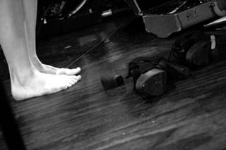 Lauren Ambrose feet photo thumbnail