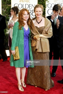 Lauren Ambrose feet photo thumbnail