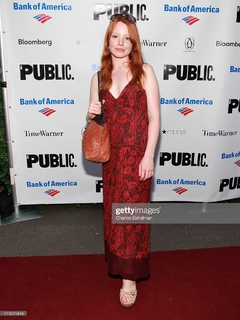 Lauren Ambrose feet photo thumbnail