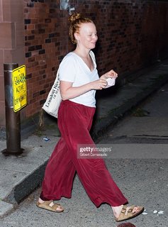 Lauren Ambrose feet photo thumbnail