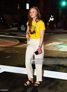 Lauren Ambrose feet photo thumbnail