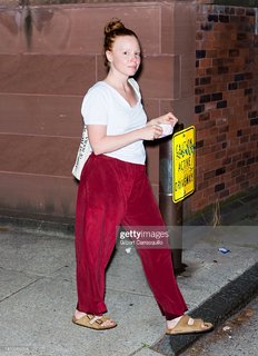 Lauren Ambrose feet photo thumbnail