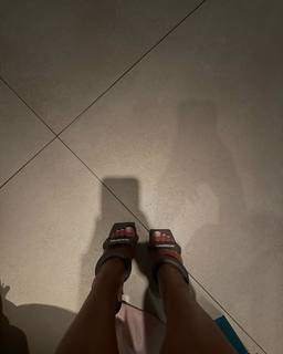 Lauren Bowry feet photo 17