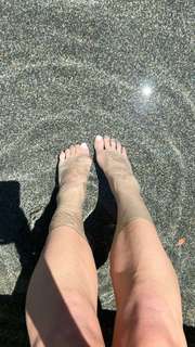 Lauren Burch feet photo thumbnail