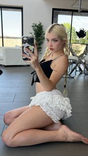 Lauren Burch feet photo thumbnail