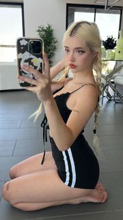 Lauren Burch feet photo thumbnail