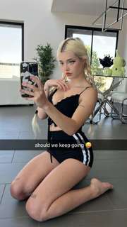Lauren Burch feet photo thumbnail