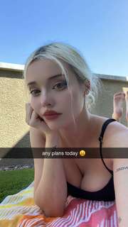 Lauren Burch feet photo thumbnail