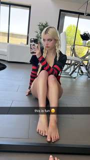 Lauren Burch feet photo thumbnail