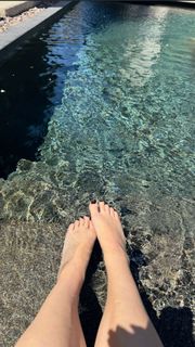 Lauren Burch feet photo thumbnail