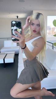 Lauren Burch feet photo thumbnail