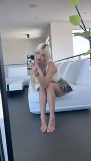 Lauren Burch feet photo thumbnail