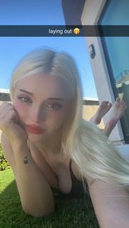 Lauren Burch feet photo thumbnail