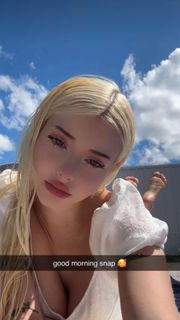 Lauren Burch feet photo thumbnail