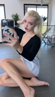 Lauren Burch feet photo thumbnail