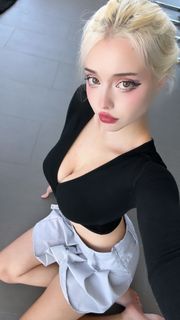 Lauren Burch feet photo thumbnail