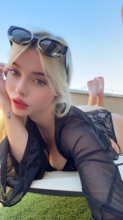 Lauren Burch feet photo thumbnail
