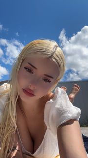 Lauren Burch feet photo thumbnail