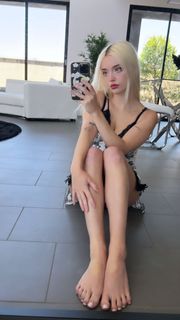 Lauren Burch feet photo thumbnail