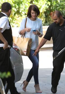 Lauren Cohan feet photo thumbnail