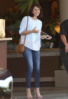 Lauren Cohan feet photo thumbnail