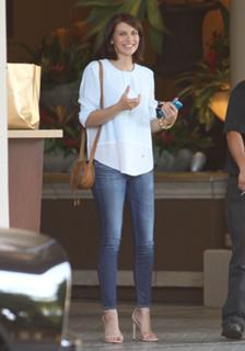 Lauren Cohan feet photo thumbnail