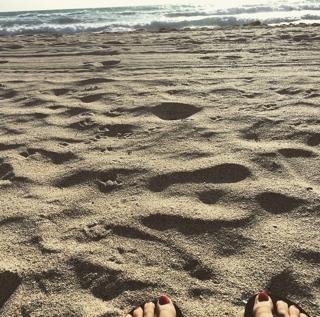 Lauren Cohan feet photo thumbnail