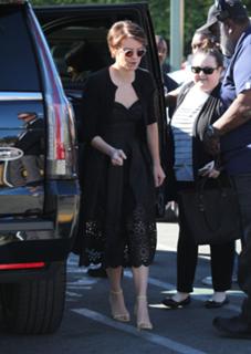 Lauren Cohan feet photo thumbnail