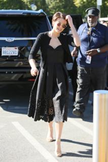Lauren Cohan feet photo thumbnail