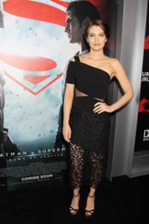 Lauren Cohan feet photo thumbnail